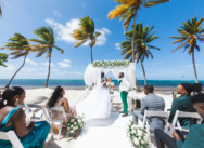 Cérémonie officielle de mariage sur la plage privée de Punta Cana et banquet en bateau (Iam et Sunshine)