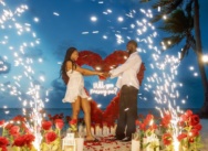 Demande en mariage au coucher du soleil à Punta Cana avec cœur de roses