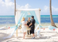 Mariage en amoureux sur une plage de Punta Cana avec arche bleue et blanche