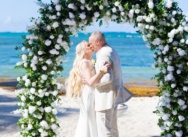 Élevez votre mariage avec des arches en fleurs artificielles exquises à Punta Cana, République Dominicaine