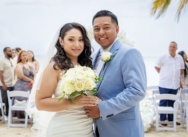 Élopement de Yolin et Pedro sur une plage privée