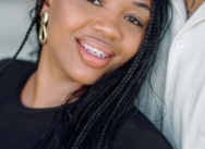 Demande en mariage sur la plage de Punta Cana avec lettres lumineuses MARRY ME