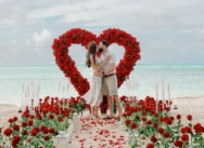 Demande en mariage sur la plage Punta Cana avec cœur de roses