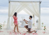 Demande en mariage sur une plage privée à Punta Cana avec arche en bambou blanc